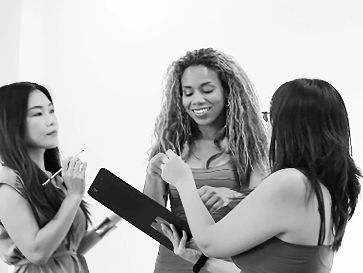 Daisi collaborating with two colleagues in the studio